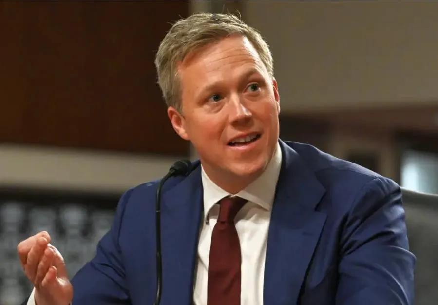 英国《每日电讯报》援引消息人士的话报道称，美国战争部长皮特·赫格塞斯已将陆军部长