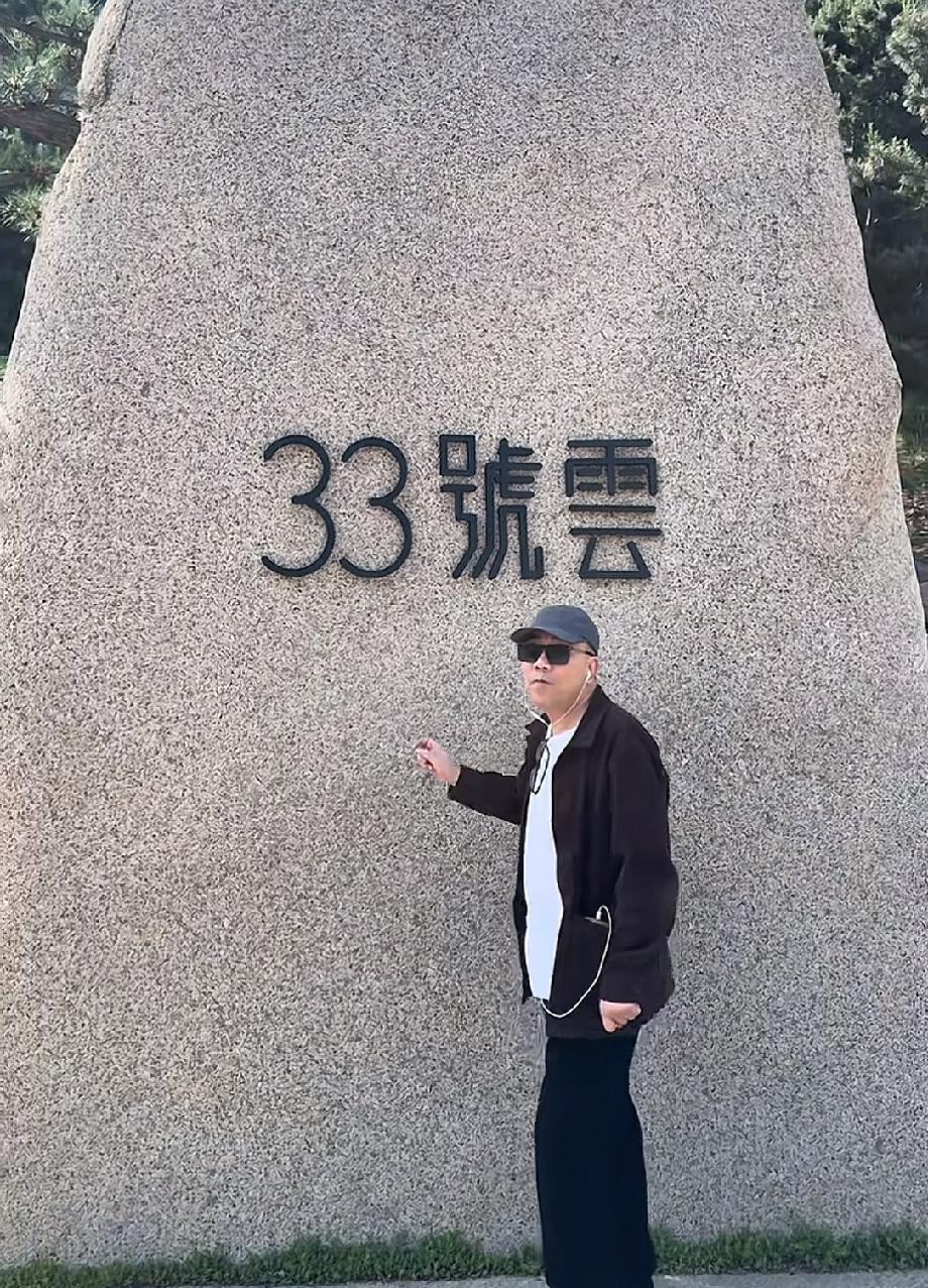 杨议来到了密云的一处度假中心，说自己整天在家带货，也得出来溜达溜达，放松放松。