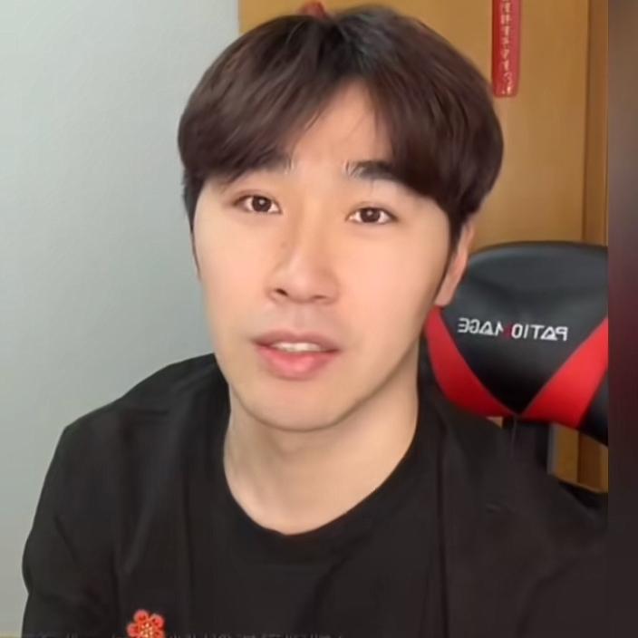 国乒名宿闫安直播间吐吐潮梁靖崑减肥的趣事，他说：梁靖崑不是不减肥，而是他挑的时间
