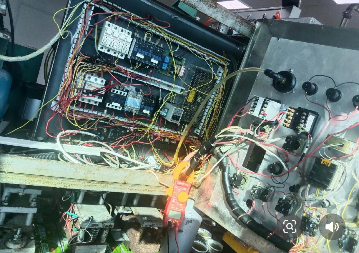 公司新上任的厂长想把老电工换掉，换成自己的人。老电工听说后直接申请休15天年假走
