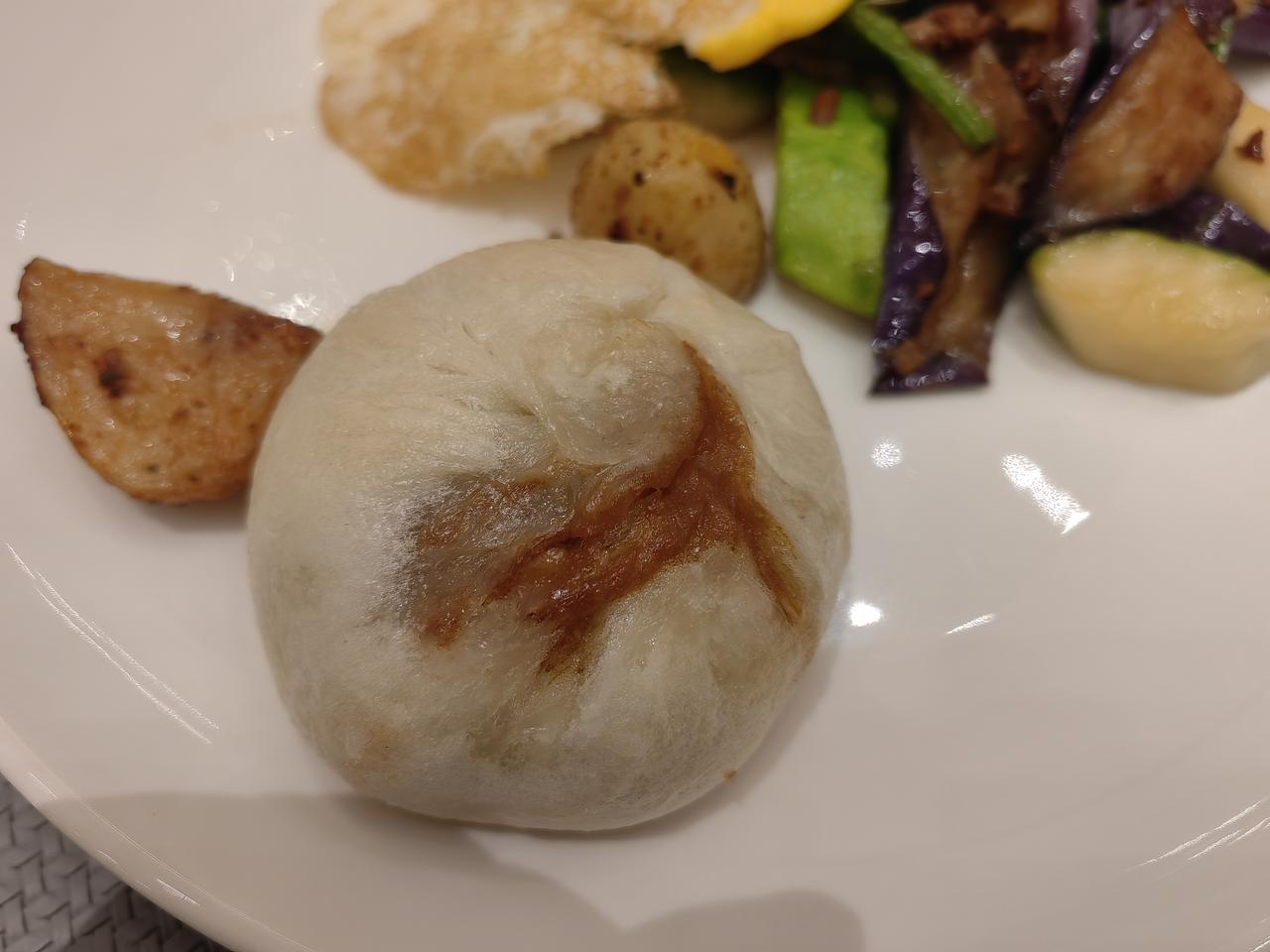 海宁盐官的酒店早餐。黑猪肉馅馒头，豆腐花，碱水面。​黑猪肉馅馒头的面，发酵比常