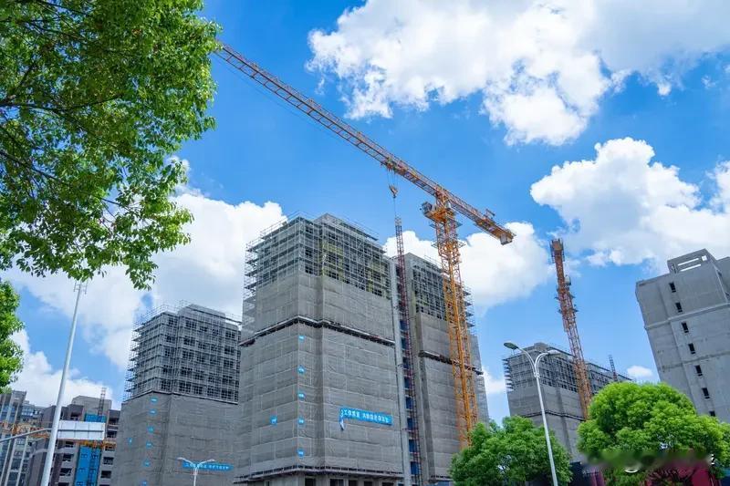 昨天在一个朋友公司的年会聚餐上，他们老板说已经抛售了大量的房产和物业变现，落袋为