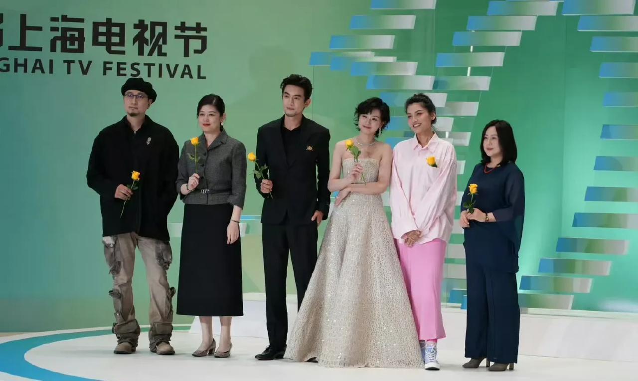 只有奥斯卡配让刘亦菲做鼓掌咖，下午五点知道白玉兰内没得奖以后，神仙姐姐直接改