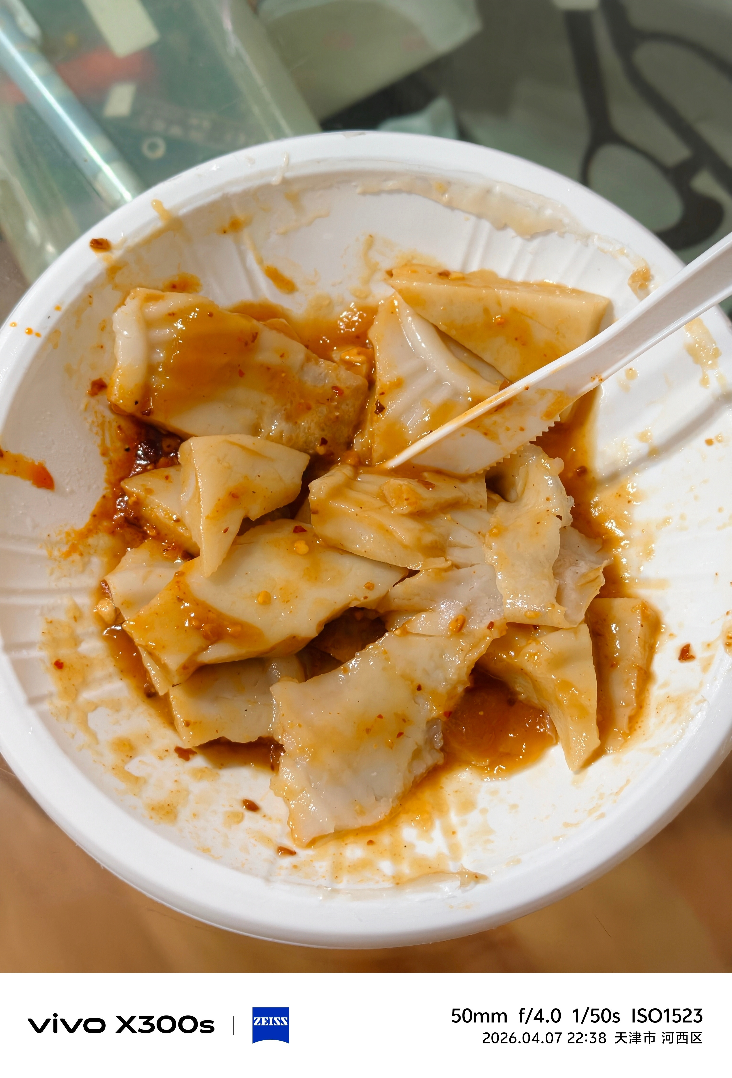 寄来的碗托，终于知道咋吃了哈哈，微波炉加热，放卤放辣椒放花生碎，挺好吃的。就是有