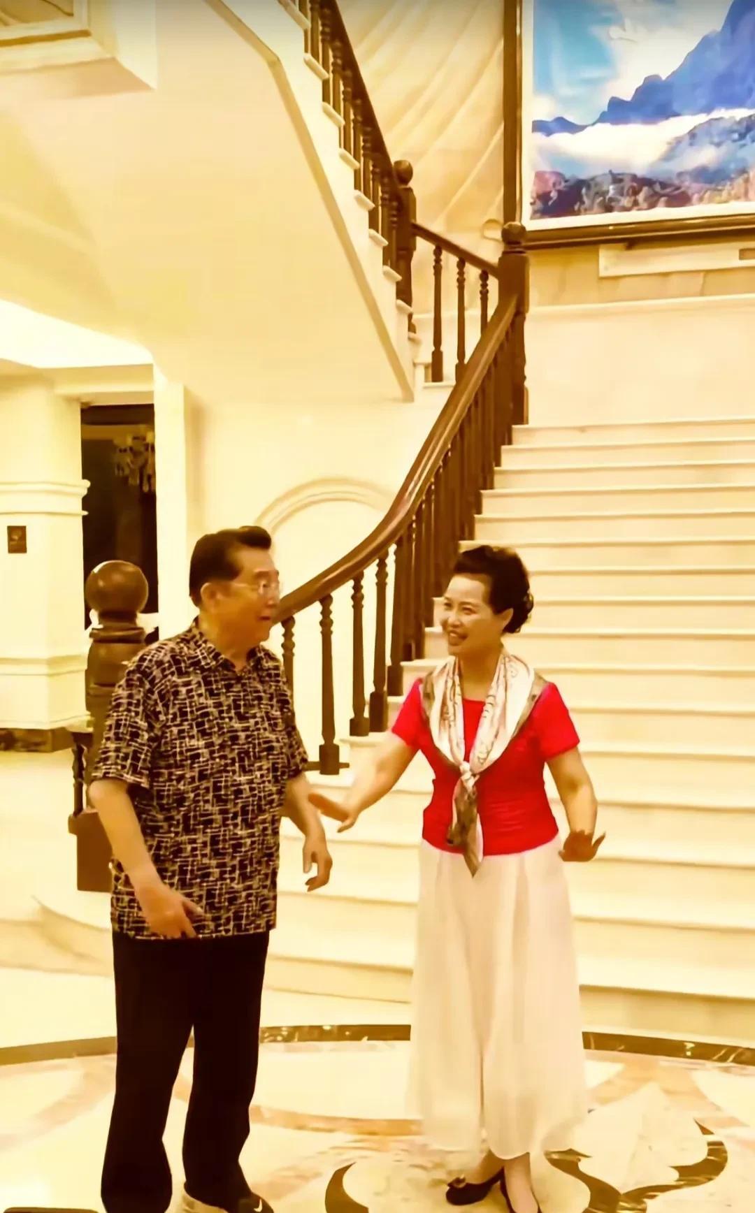 李双江确实老了！近日，86岁的李双江和小娇妻梦鸽在金色大厅对唱《夫妻双双把家还