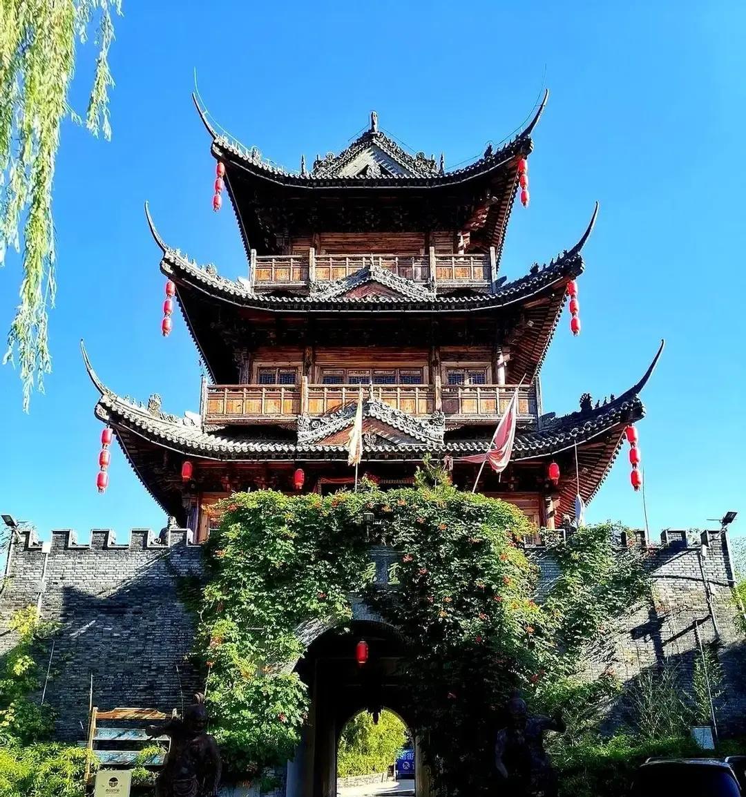 8个剧组已挤爆渭南老城张艺谋把50亿砸在陕西渭南2800亩荒地，半年搭出2