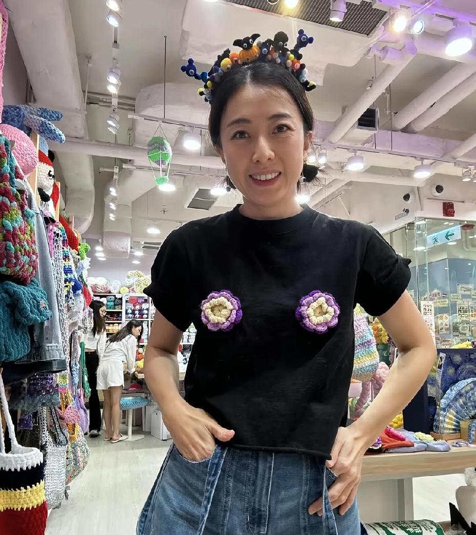 甘比晒出最新钩织作品，这衣服上花朵的设计，也太搞怪了！哈哈，没想到她性格还挺有意