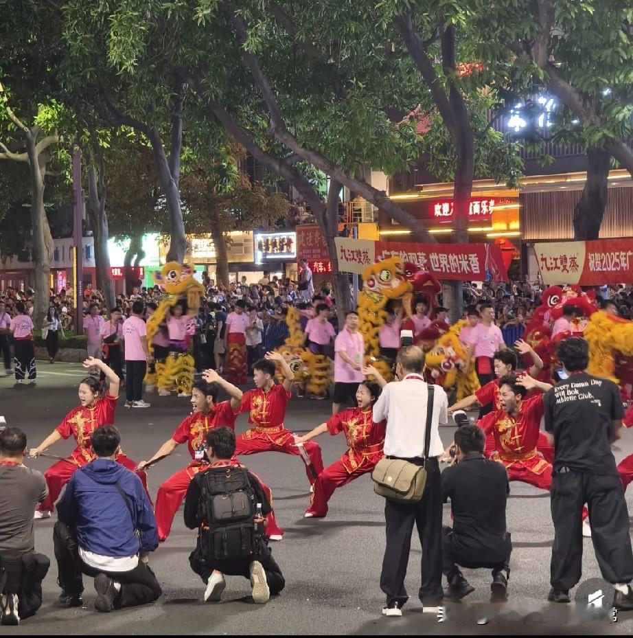 几百年佛山秋色巡游毁于摄像师！游客怒喊：非遗盛宴成了看后脑勺大赛！佛山