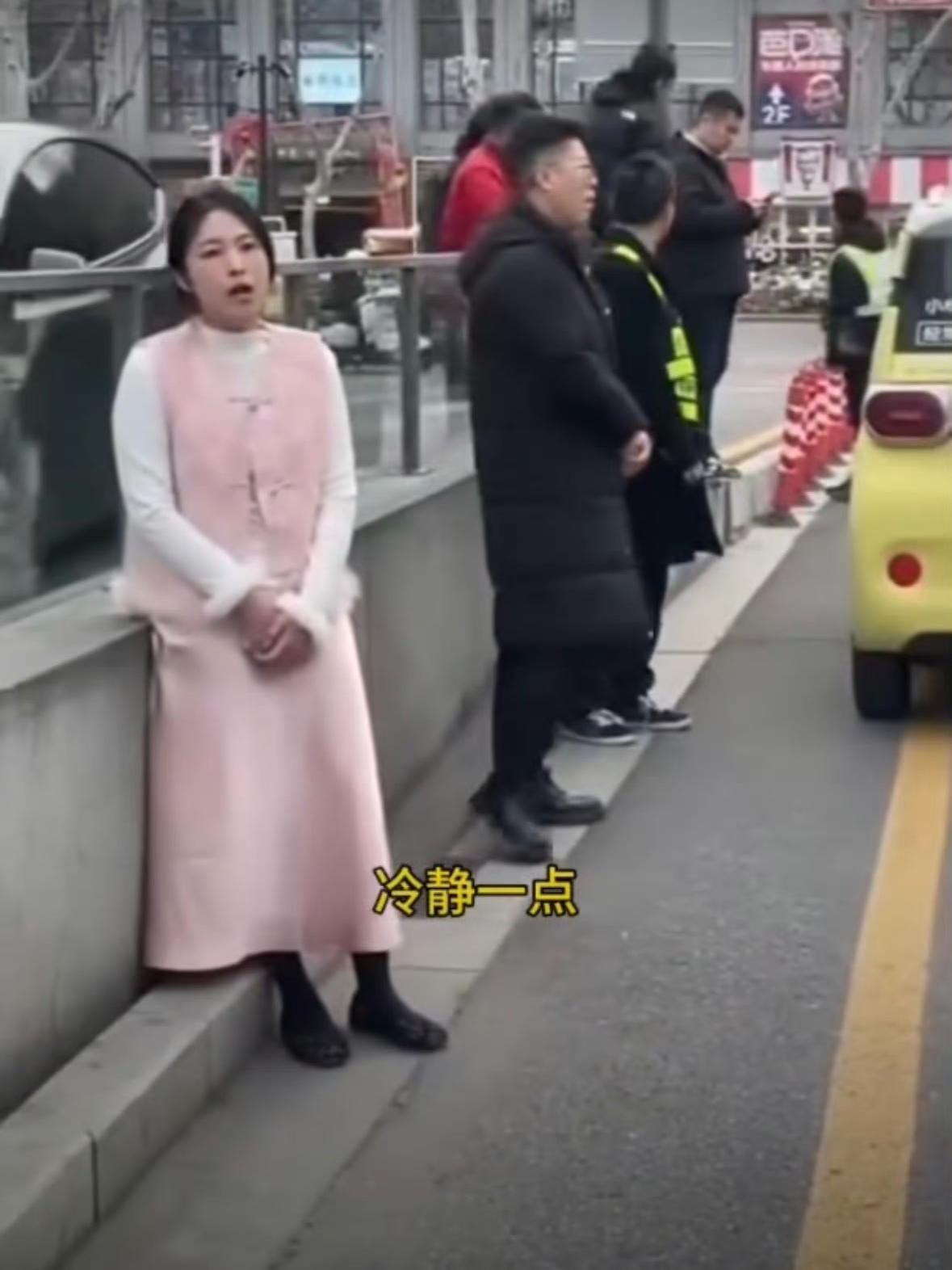 网上有个挺火的视频，讲的是一场因为交通纠纷引发的冲突，看了让人特别生气，视频里，