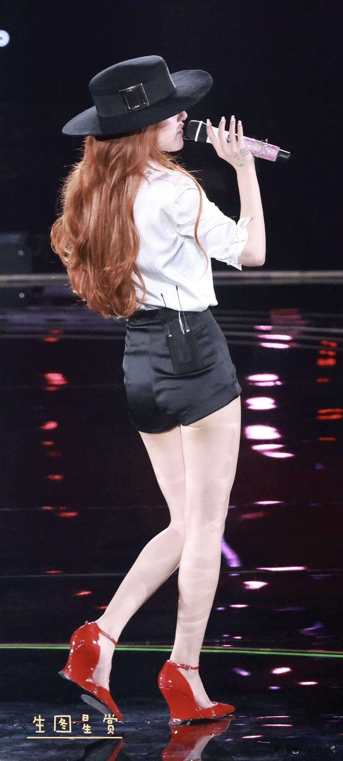 白衬衫红高跟，舞台表现力太有范儿了