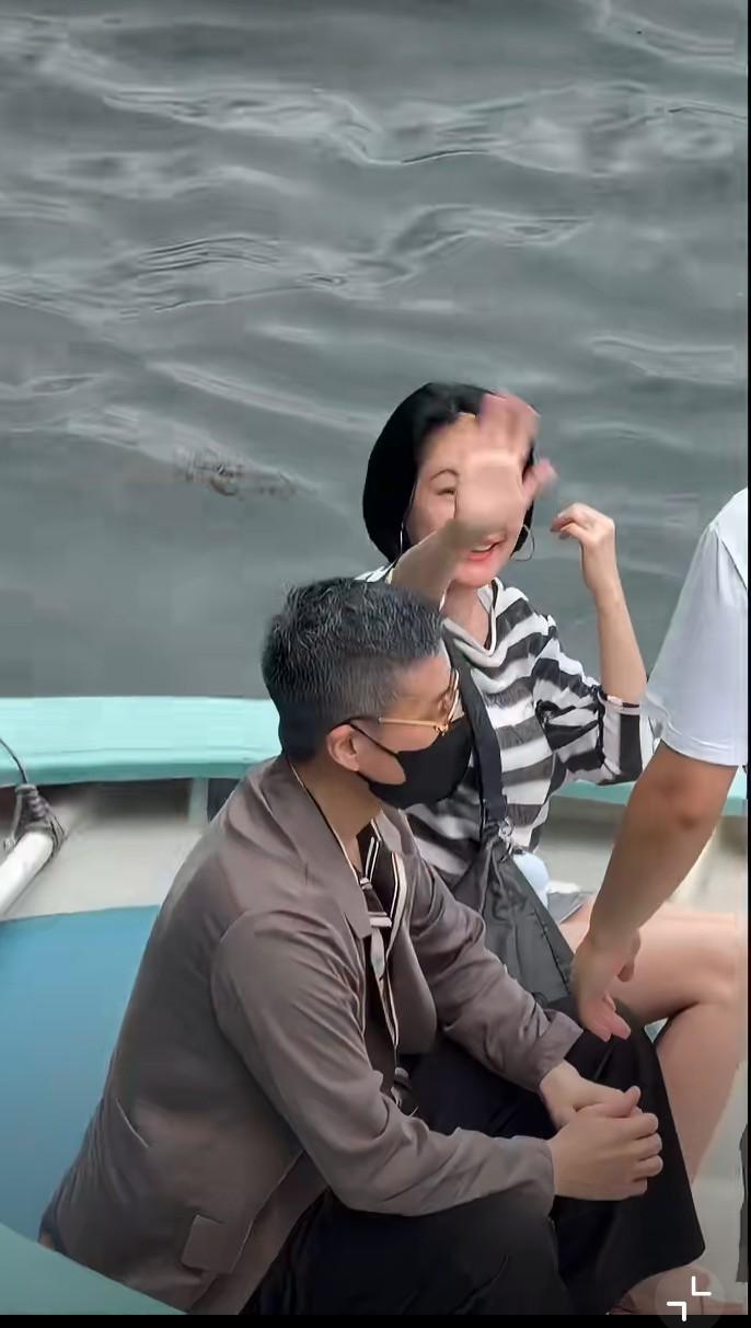 网友香港偶遇小S夫妻，不得不说她老公真的很有气质。现在在看姐妹俩，妹妹才是更