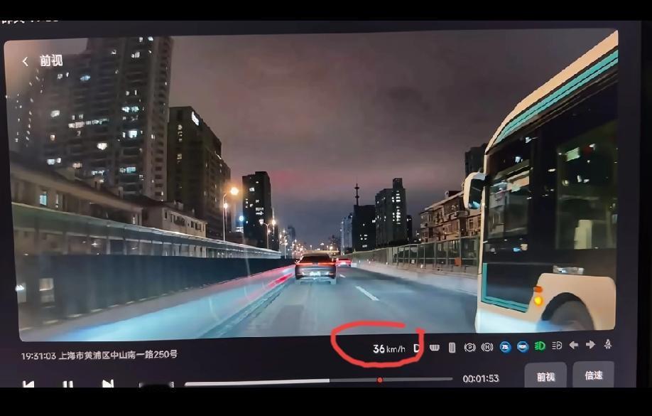 小米智驾最新版本被车主吐槽越来越保守了，完全没有和大车并行的能力。评论区众多网