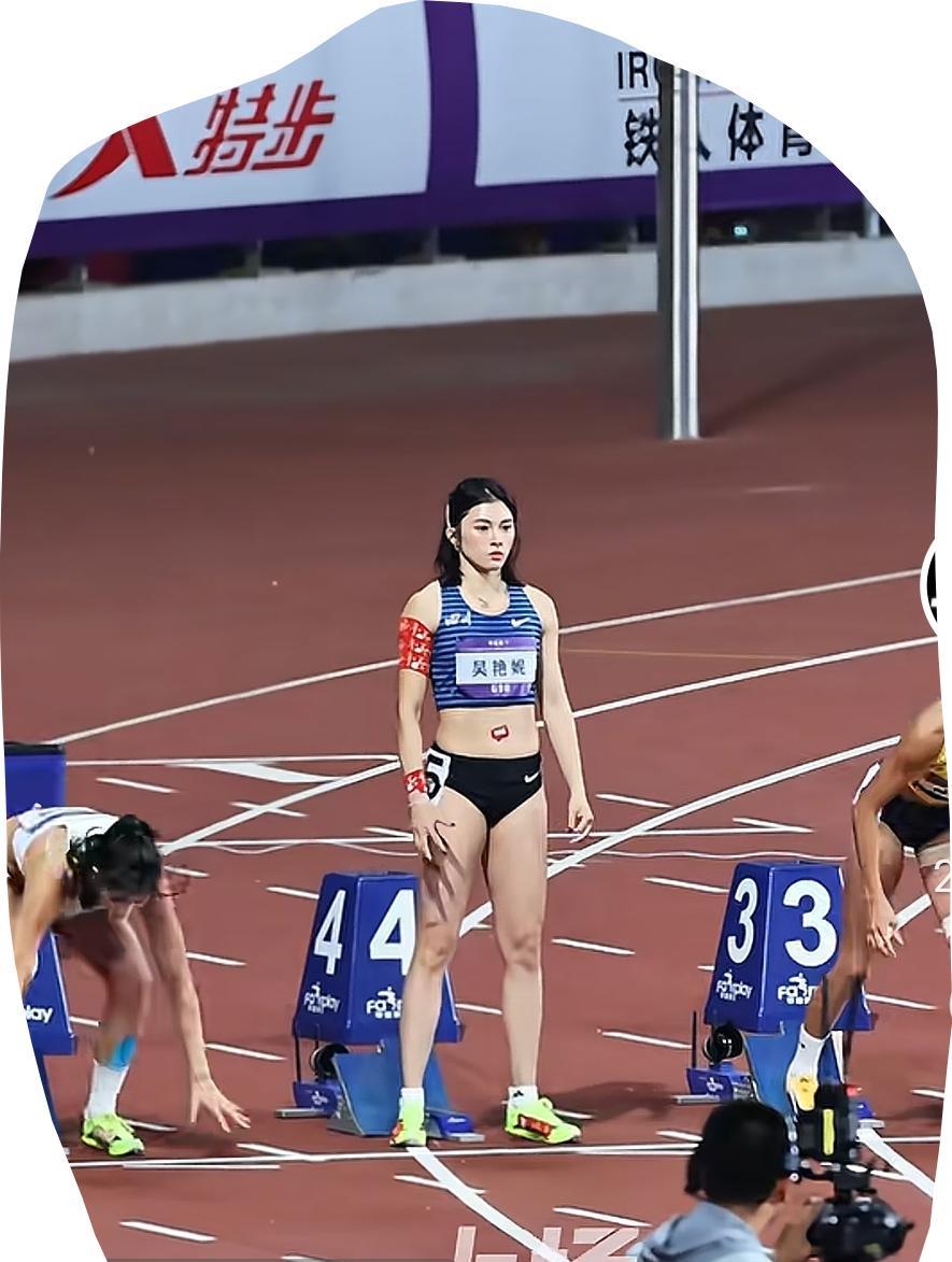 跨栏美女吴艳妮的12秒90固然是挺好的成绩但这成绩离12秒64的全国纪录还