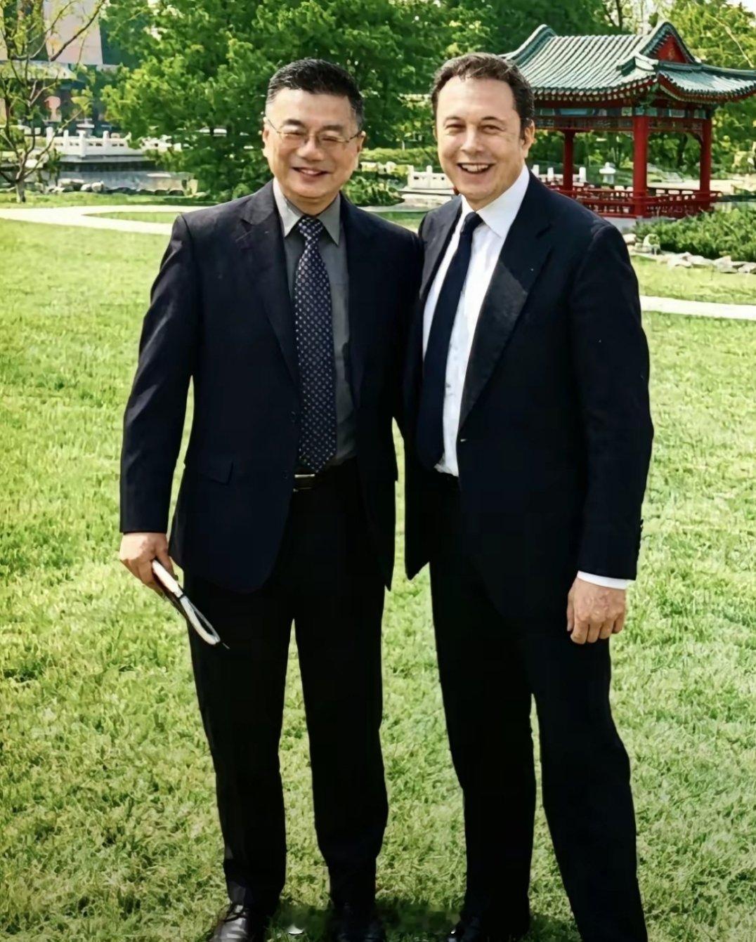 马斯克和上海的同学合照。他俩大学时一个宿舍。马斯克年轻时候还挺帅的。