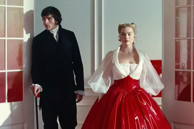 玛格特·罗比和雅各布·埃洛迪主演的新版《呼啸山庄》在北美情人节档期表现非常强势。