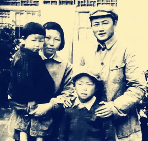 1949年春，吉林军区政委陈正人找到毛主席，请求借兵回乡为母报仇。毛主席听他讲“
