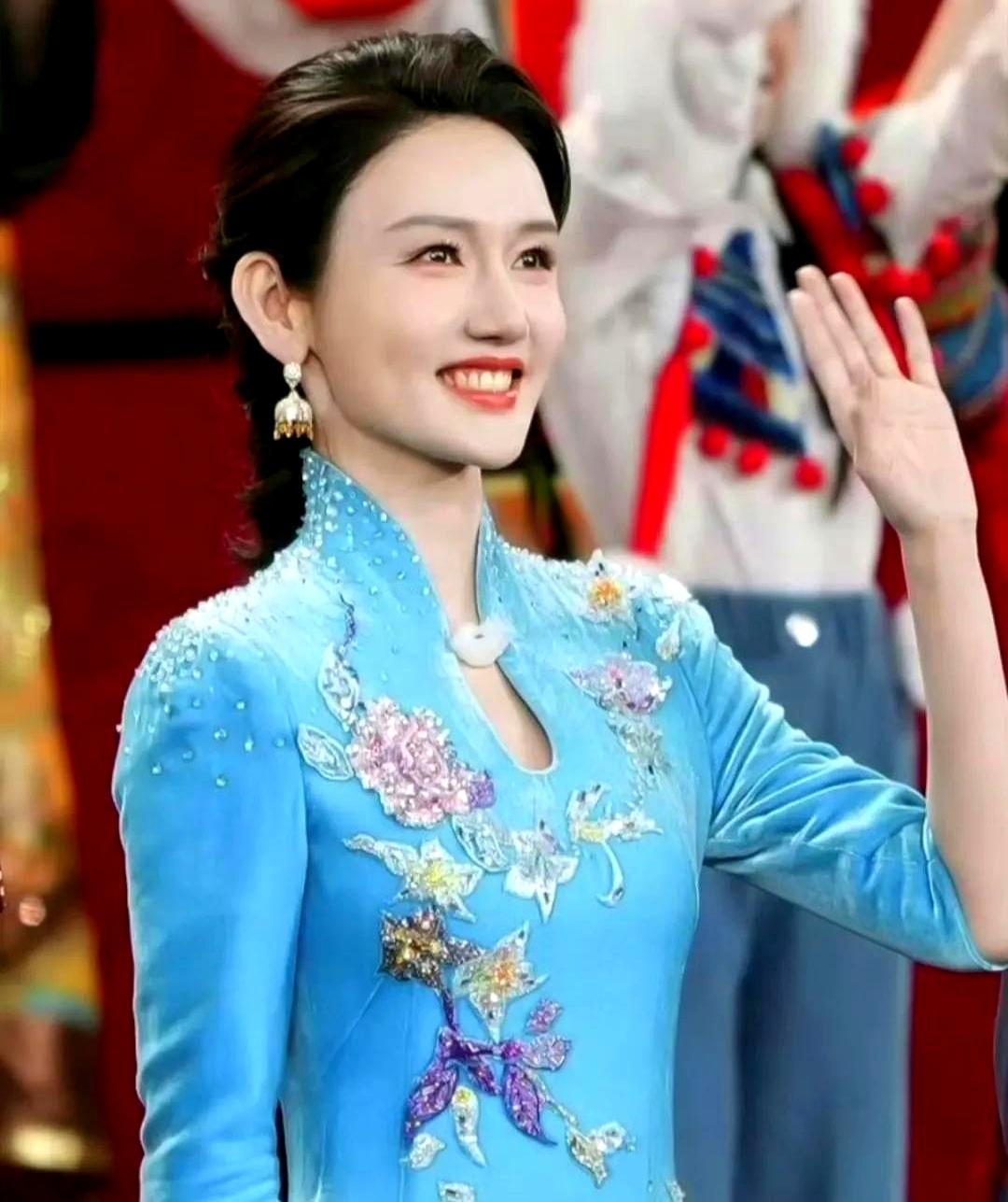 龙洋春晚被骂惨了，主持时眼珠全程上瞟，像在翻白眼。可后台真相扒出来，我愣了三秒。