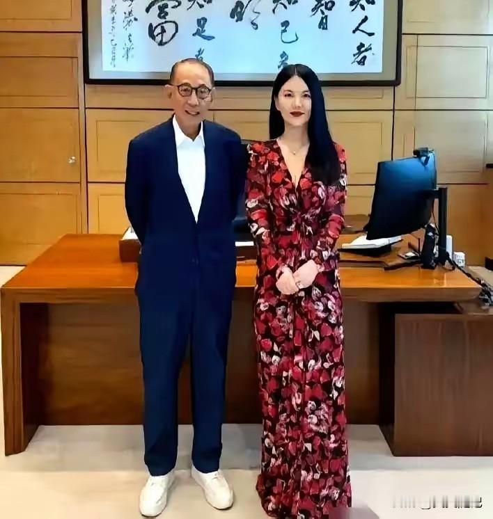 我刷到李湘照片那会儿。手里的西瓜差点没拿稳。五十斤啊。整整一袋大米的重量