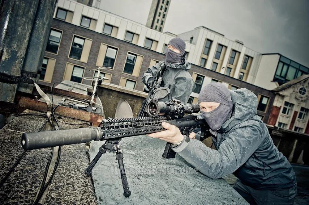 英国伦敦屋顶上的苏格兰场特警狙击手