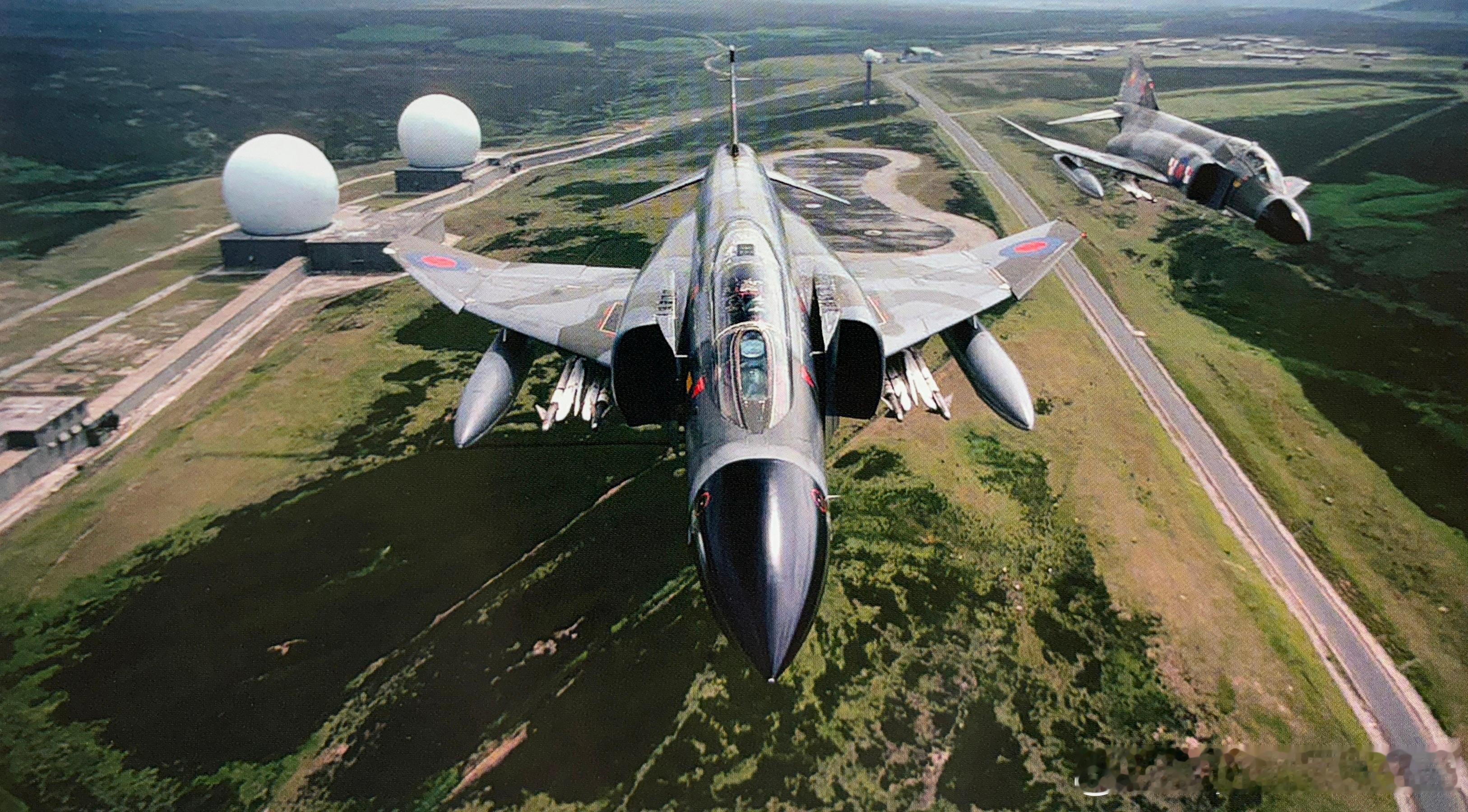 60年代2架英国皇家空军第56中队F-4MFGR.2截击机从预警雷达站上方飞过