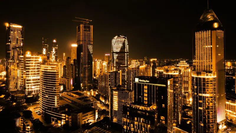 中卫市的夜景，那叫一个绝！先说说中卫夜市，也就是向阳街市场。这里平价又热闹，到