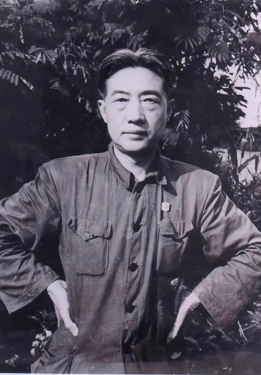 徐悲鸿作为中国现代美术奠基者，作品魅力非凡。像《奔马》系列，遒劲线条搭配水墨意蕴