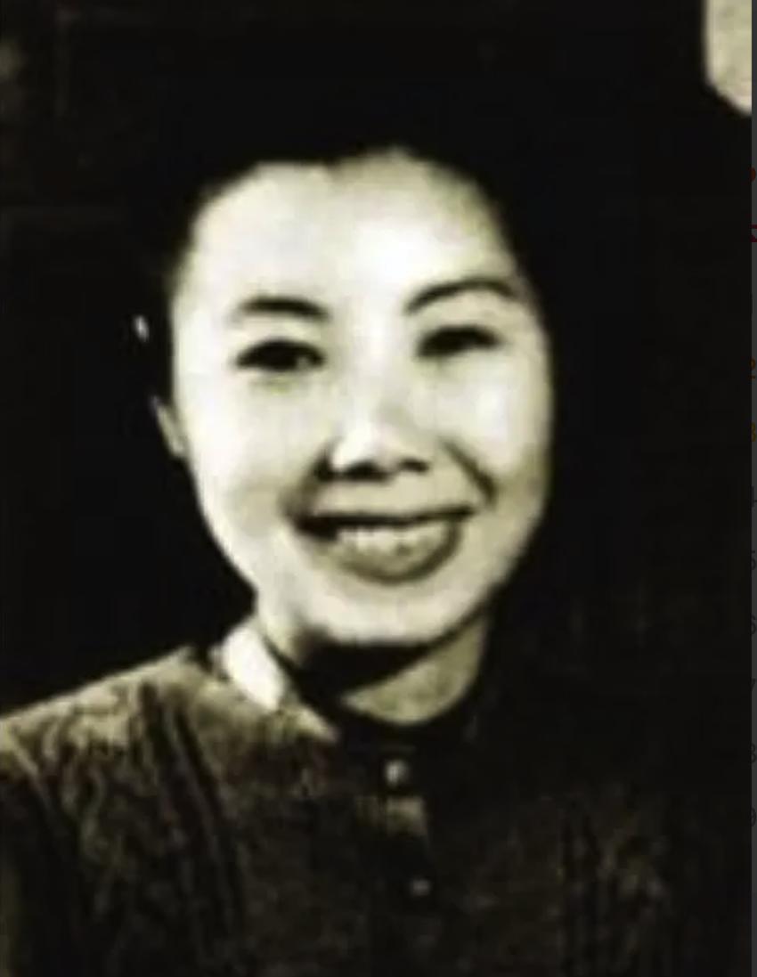 1982年，关露躺在病床上，组织上派人告诉她，她的问题已经查清，她不是汉奸。闻言