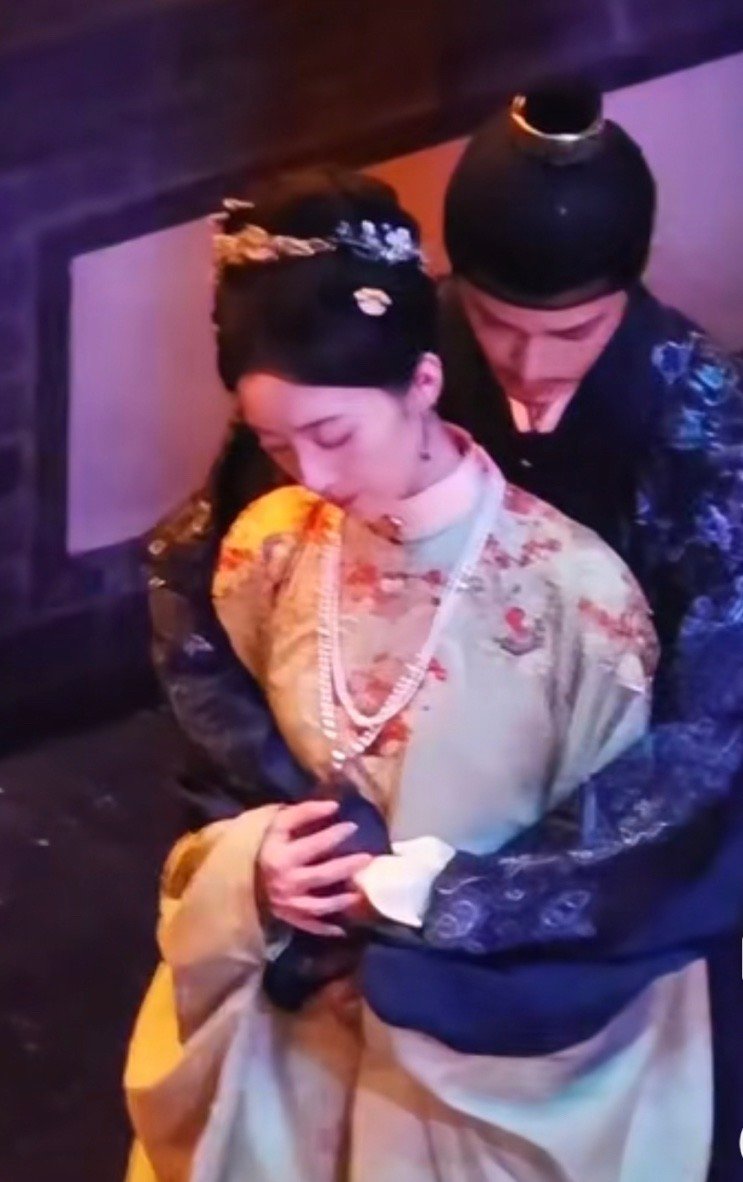 丁禹兮邓恩熙花开锦绣背后抱路透，看起来很痛的一个背后抱，凌芸别虐了🥹​​​