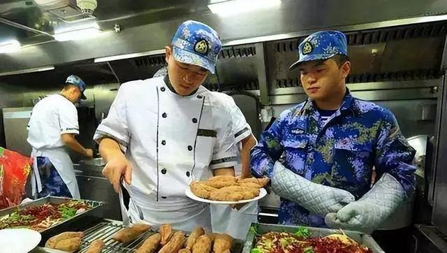 福建号航母这烧钱程度，真不是一般的“壕”！就说这一天的饭钱，航母上那么多工作人员