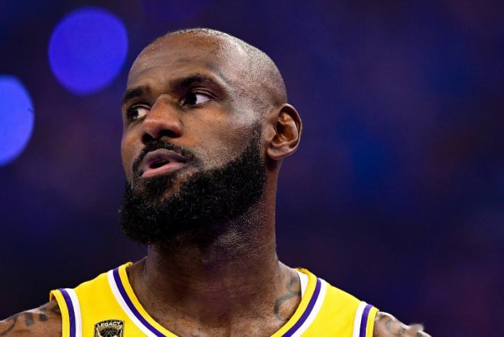 近日，NBA名宿克里斯·韦伯在《RichEisenShow》节目中谈到了詹姆