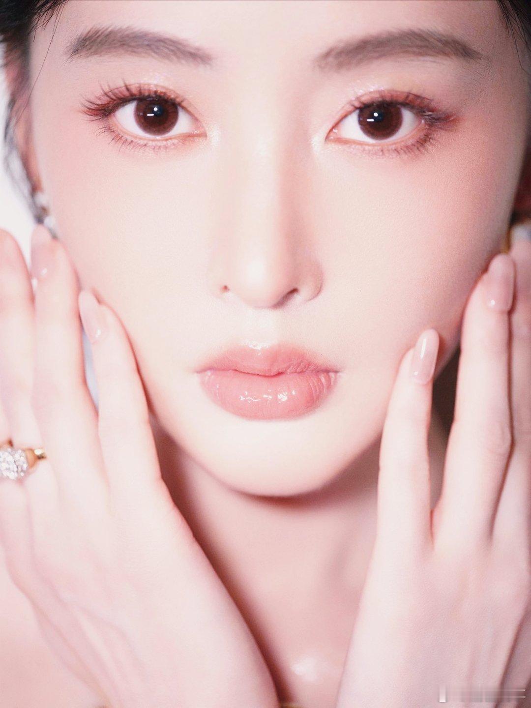 张天爱落日霞光妆气血感好足张天爱这波落日霞光妆，直接把秋日氛围感焊在脸上！深