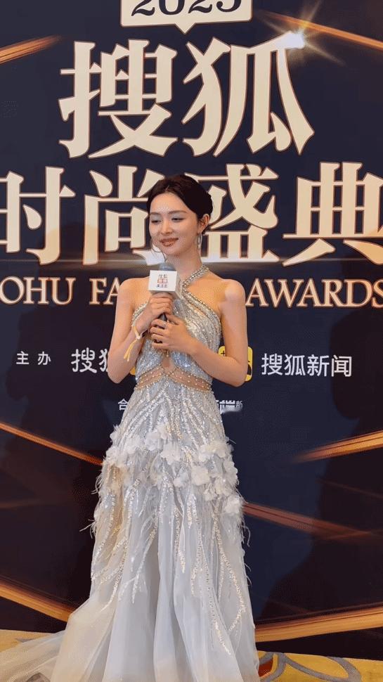 廖慧佳被柯淳夸漂亮的反应哈哈哈哈哈哈谁被夸漂亮不开心啊廖慧佳这个反应太可爱了，