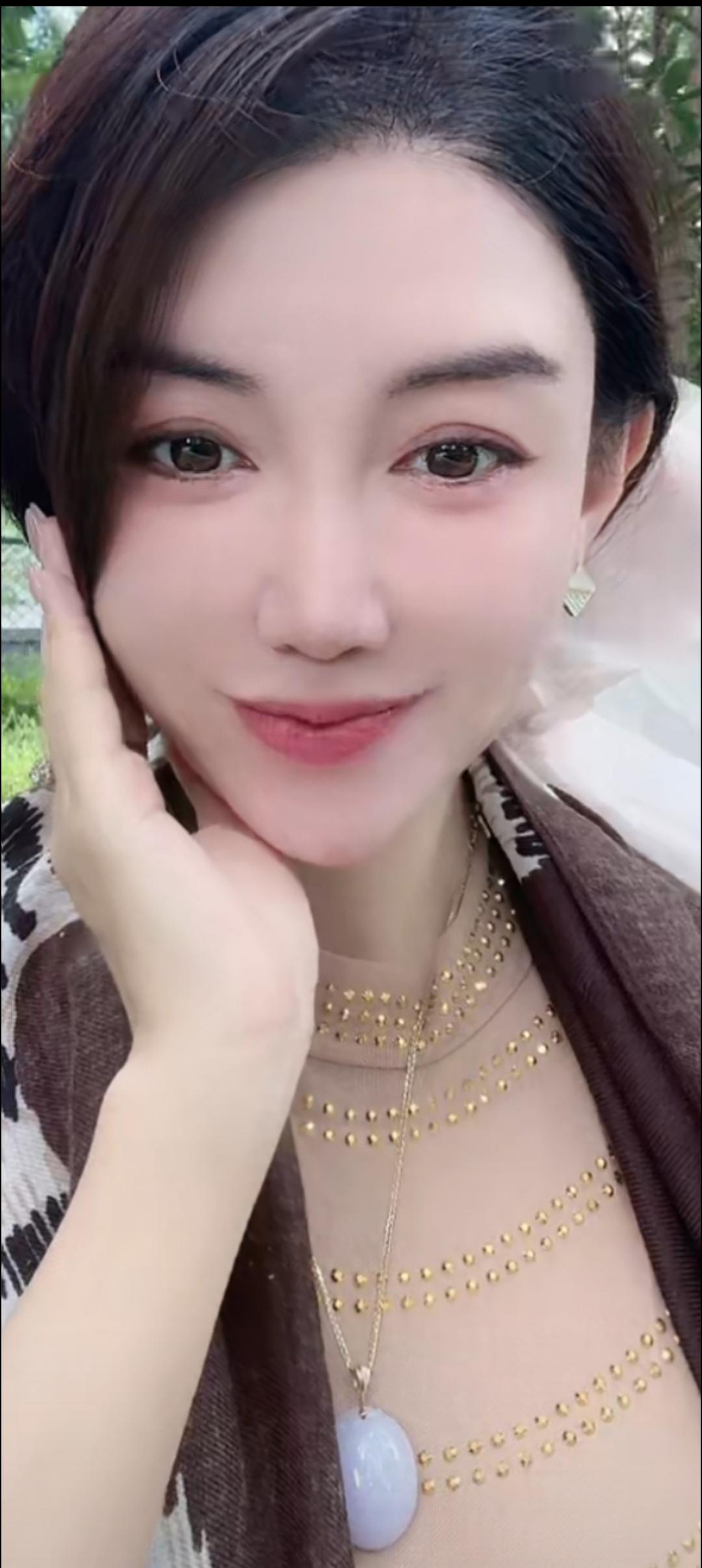 这位小姐姐正在微笑呢。