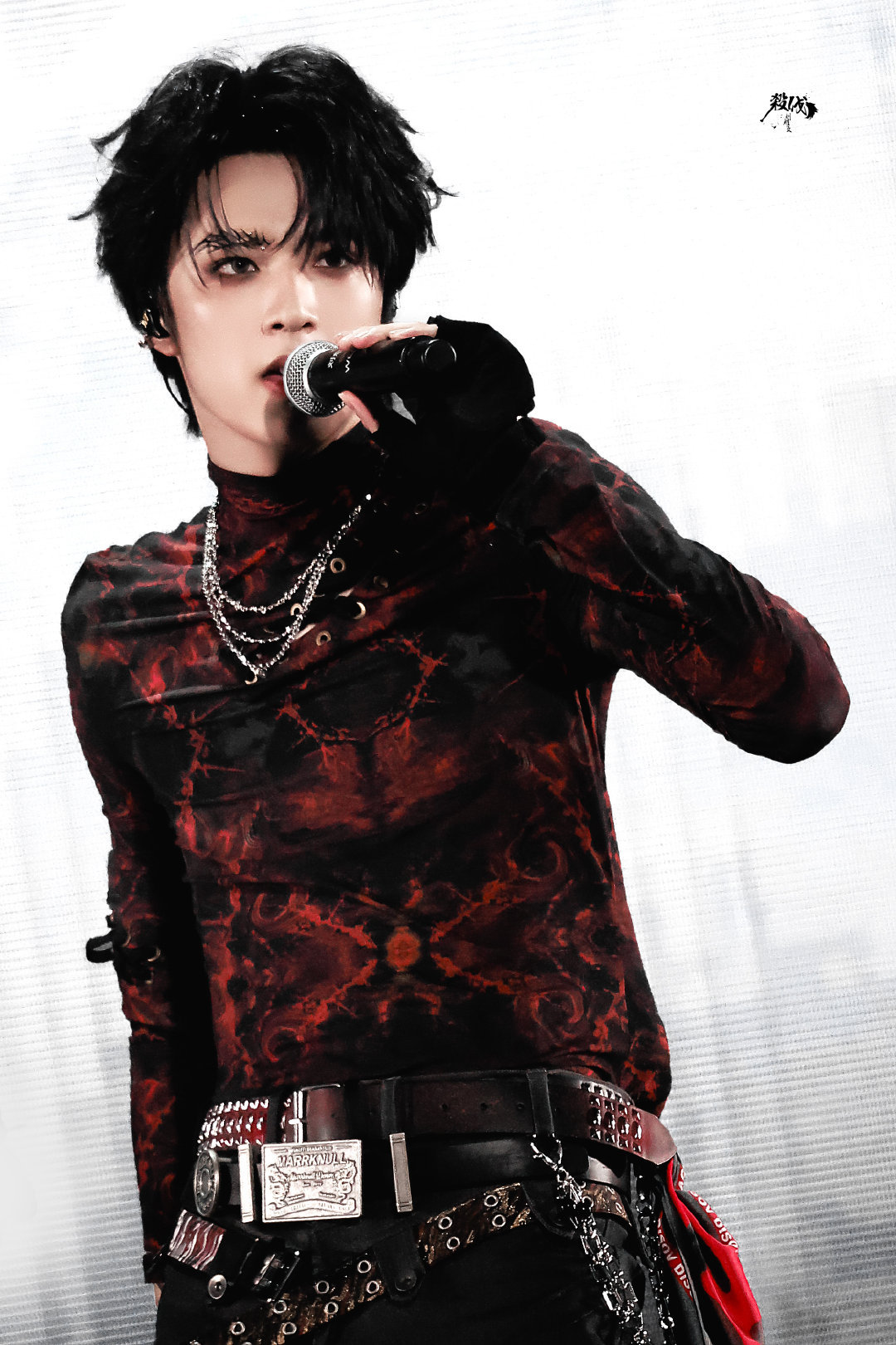 刘耀文身高183.5cm刘耀文模特般的身材比例，这不得不拿出舞台神图了