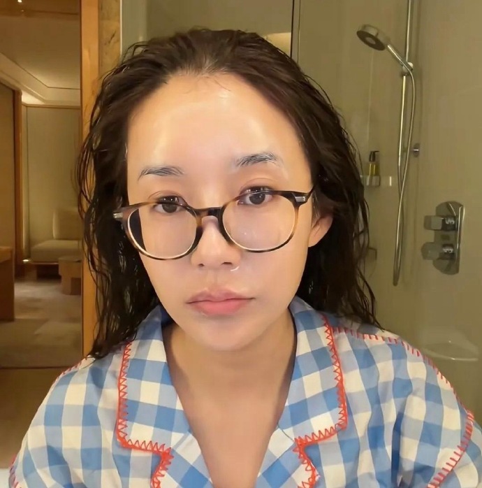 陈赫老婆直播卸妆41岁张子萱素颜怼脸，头上包着毛巾刷牙洗脸，一点不把网友当外人