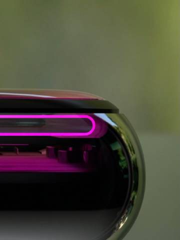 iPhone X 上的每一层玻璃和金属都是弯曲的，以便让边缘成为一条完...