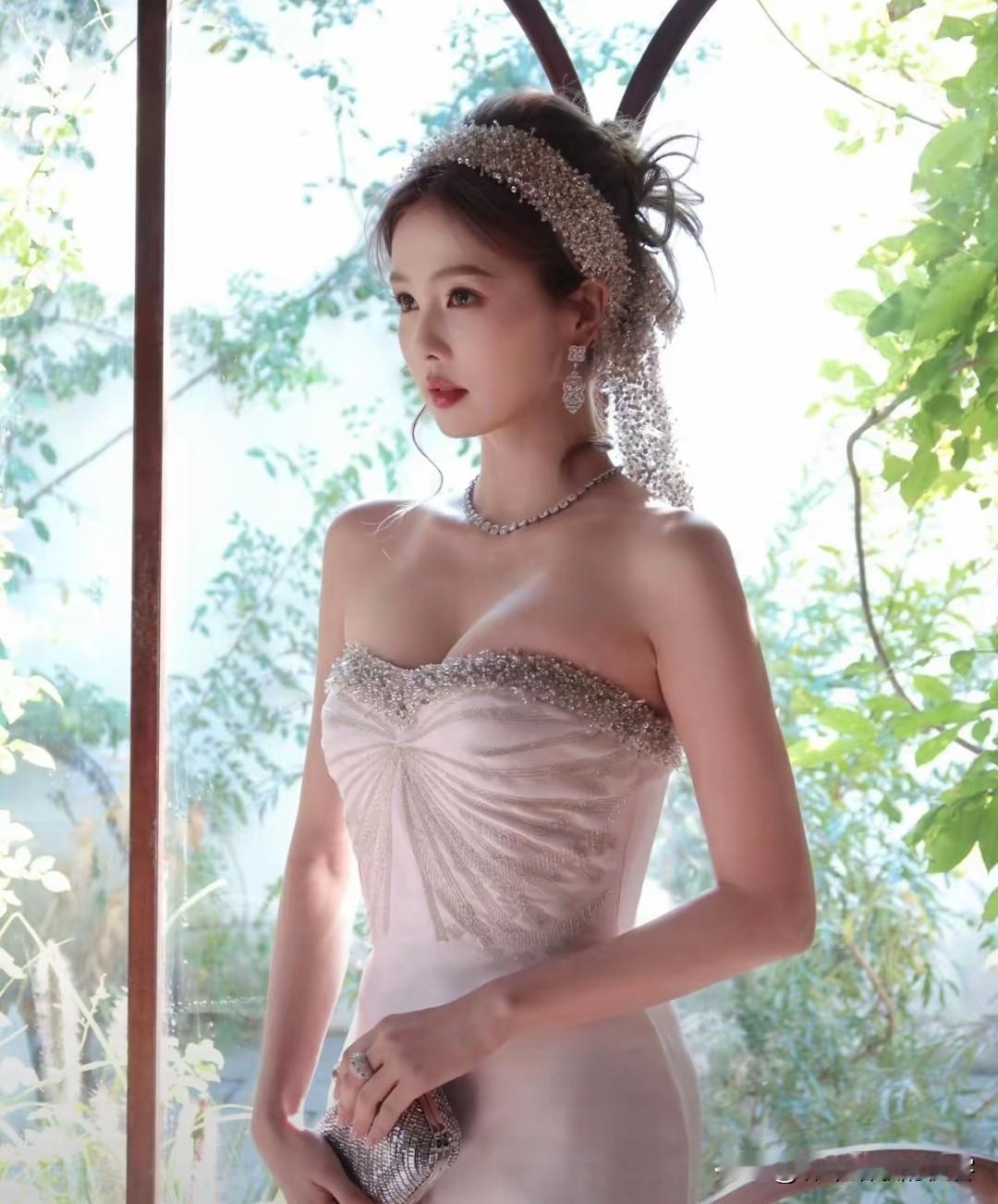 主持人问白鹿，你的择偶标准是什么？白鹿说，其实没什么条条框框，就想找个能接住