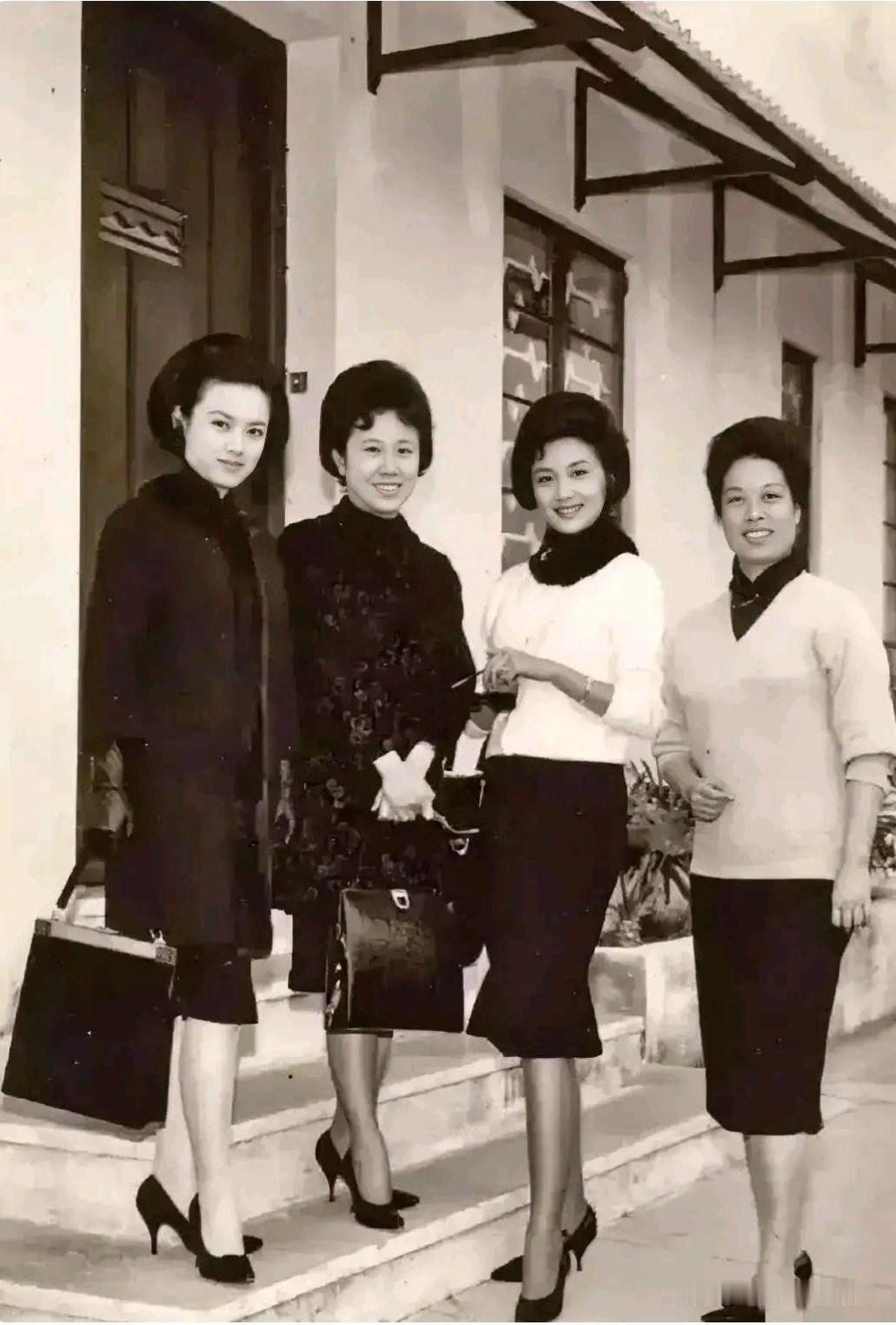 70年代，知名演员石慧、陈娟娟、夏梦、冯琳的一张合影。四人中觉得夏梦是最美最有气