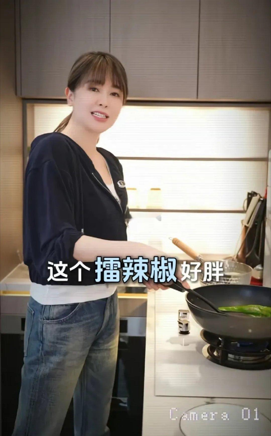 湖南妹子左小青在视频中分享美食，她简直是逆生长，岁月没在她脸上留下痕迹，反而越来