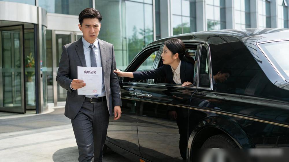 公司团建，我替女总裁喝了12杯茅台，人事转天就通知我被开除，我刚走出公司大门，总