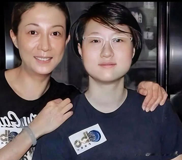 小龙女吴卓林和妈妈亚洲小姐吴绮莉合影，感觉吴卓林比妈妈还要老，吴卓林这脸型和爸爸