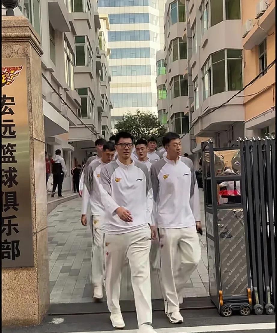 广东东阳光男篮出征仪式！CBA新赛季即将开始了，各支球队都陆续开展了新赛季球队