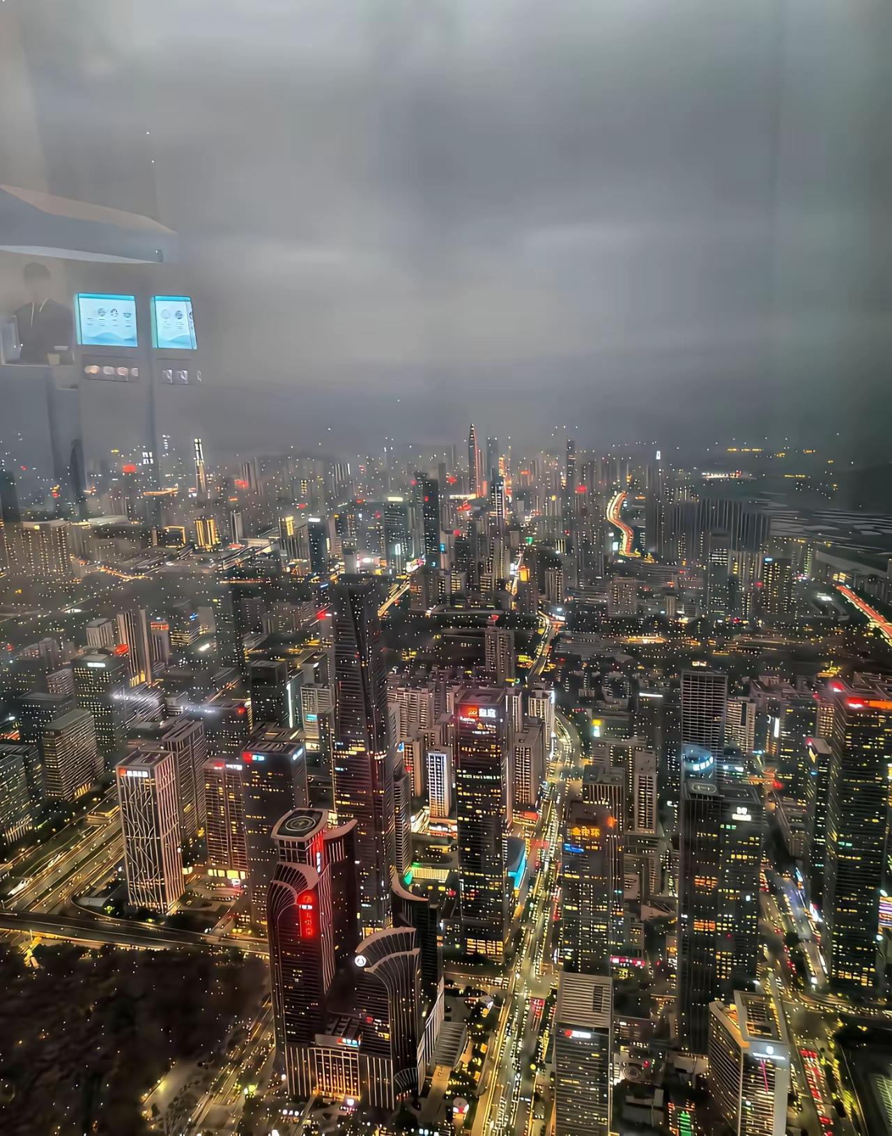 看这繁华程度，深圳不愧是超一线城市。