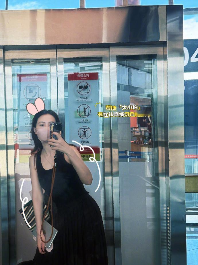 看出来高圆圆很努力在自拍了高圆圆这波自拍操作太真实了！十八宫格里藏着各种小细节