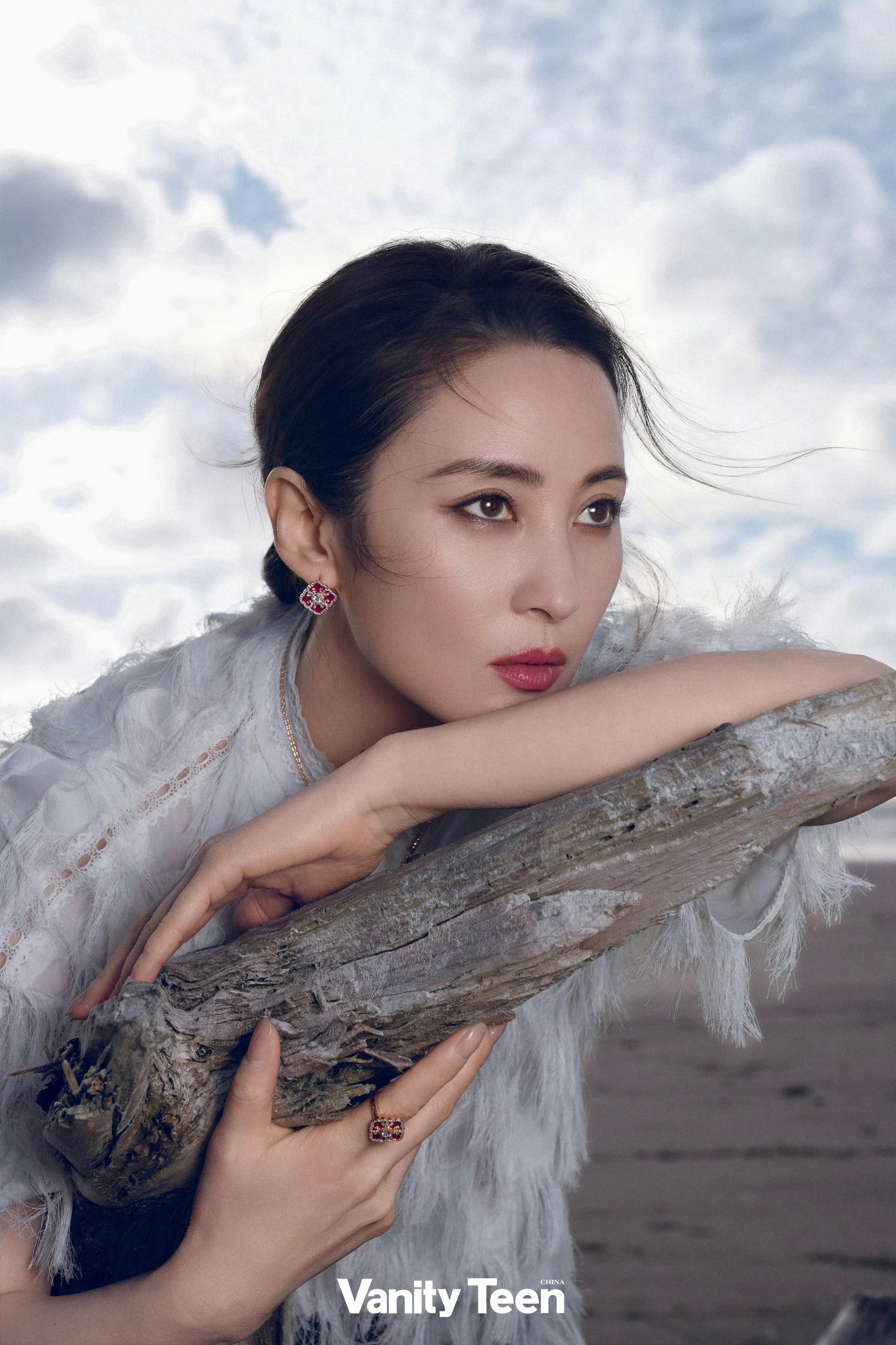 蒋勤勤海上神女造型这组图循环看真的不腻轻纱裙配海景是温柔神女，牛仔裤湿发是利落姐