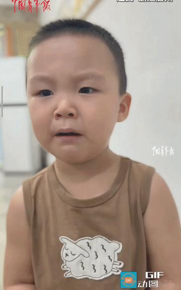“妈妈回来接的，等一会就来了！”幼儿园里，小男孩满眼的泪珠，但一直强忍着，虽然自