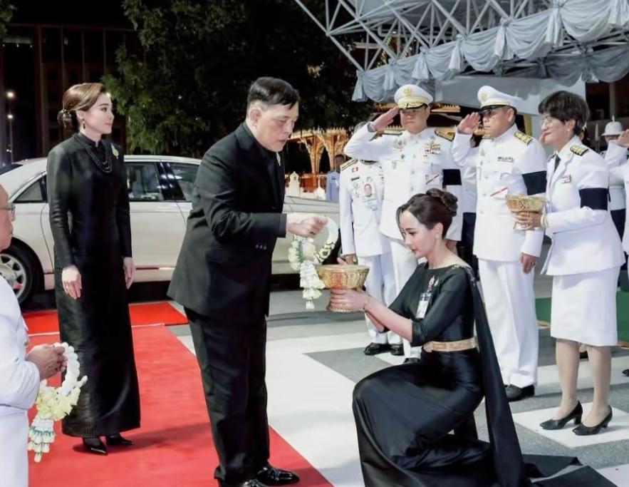 王太后诗丽吉去世后，泰国王室成员和公务员需要哀悼一年，大家的服饰都是以黑白为主。