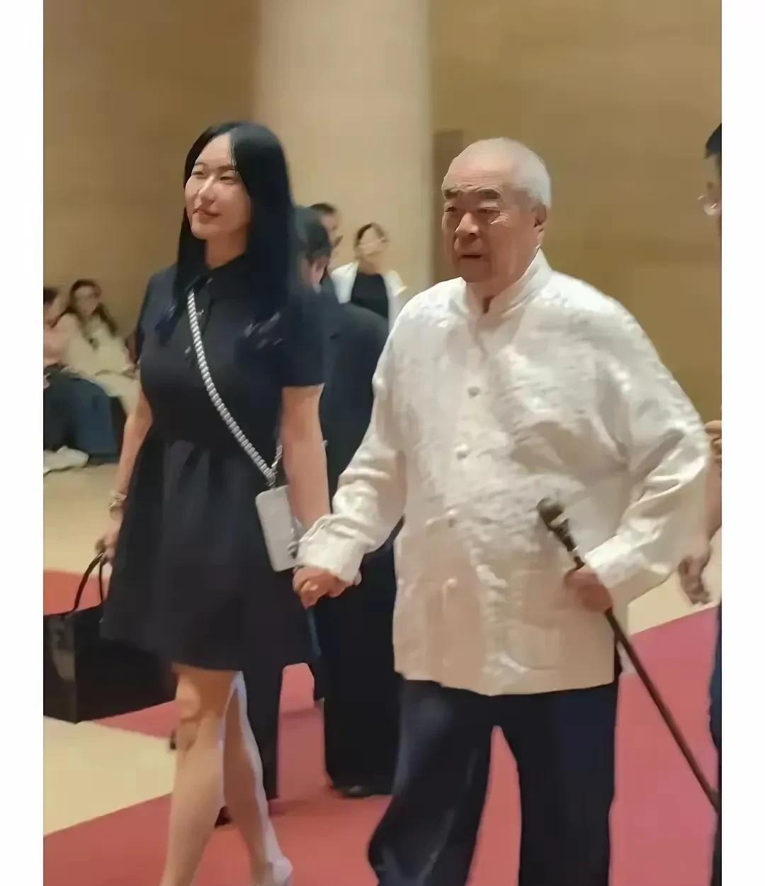 87岁国画大师范曾四婚时大概不会想到，找的这位娇妻可能很不简单呐！据称老先生现在