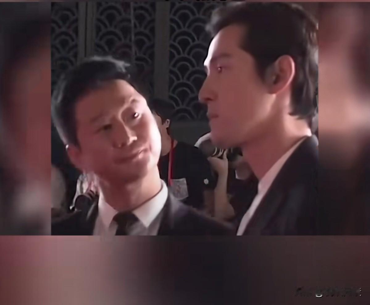 大导演吴京，据说他是清朝皇族正白旗后代，属于多尔衮的一脉，在清朝时期他可是皇亲贵