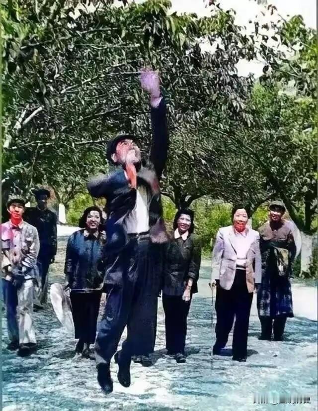 这张老照片你绝对第一次见到！这张珍贵老照片拍摄于1958年的广东新会，当时，